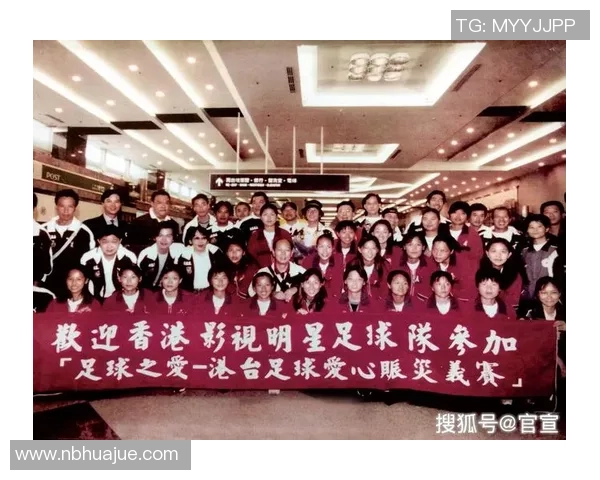 足球明星合影立牌图案展现球场魅力与友谊的完美结合